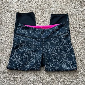 Gap fit black with white floral detailing leggings. Size medium.